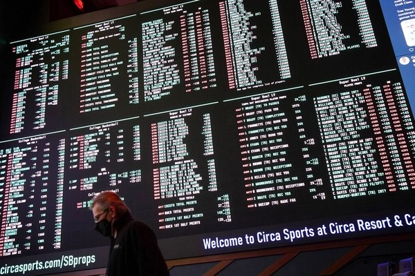 Football Spread Betting: Why Line Movements Can Tell You More Than Expert Picks